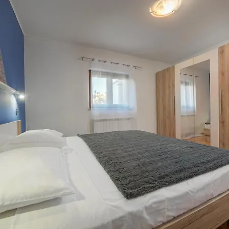 Nala - Detached House, Walk To Holiday home Pula