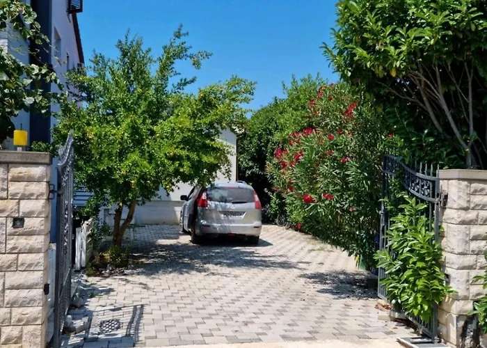 Nala - Detached House, Walk To * Pula