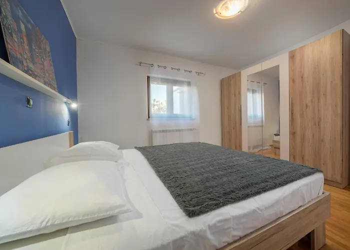 Nala - Detached House, Walk To Vakantiehuis Pula